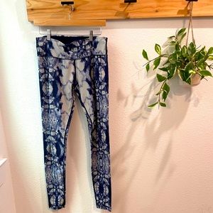 Lululemon white & blue designed leggings size 10
